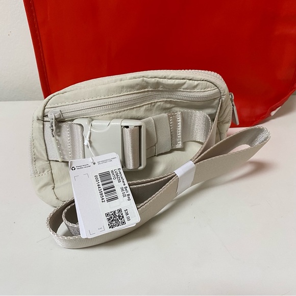 Lululemon Everywhere Belt Bag NWT white opal - Picture 9 of 15